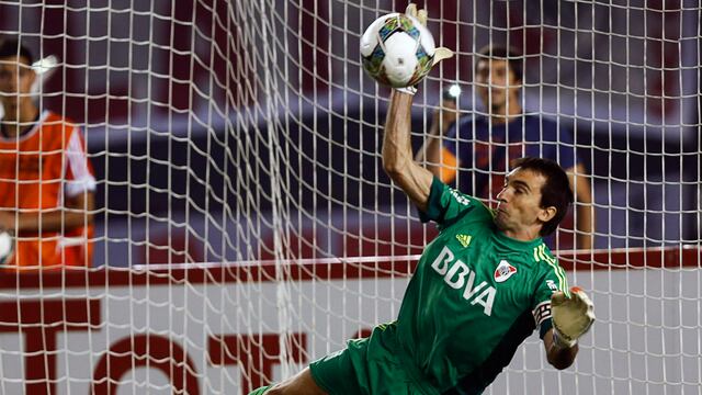 Marcelo Barovero, tapando el penal de Emanuel Gigliotti en la Copa Sudamericana 2014.