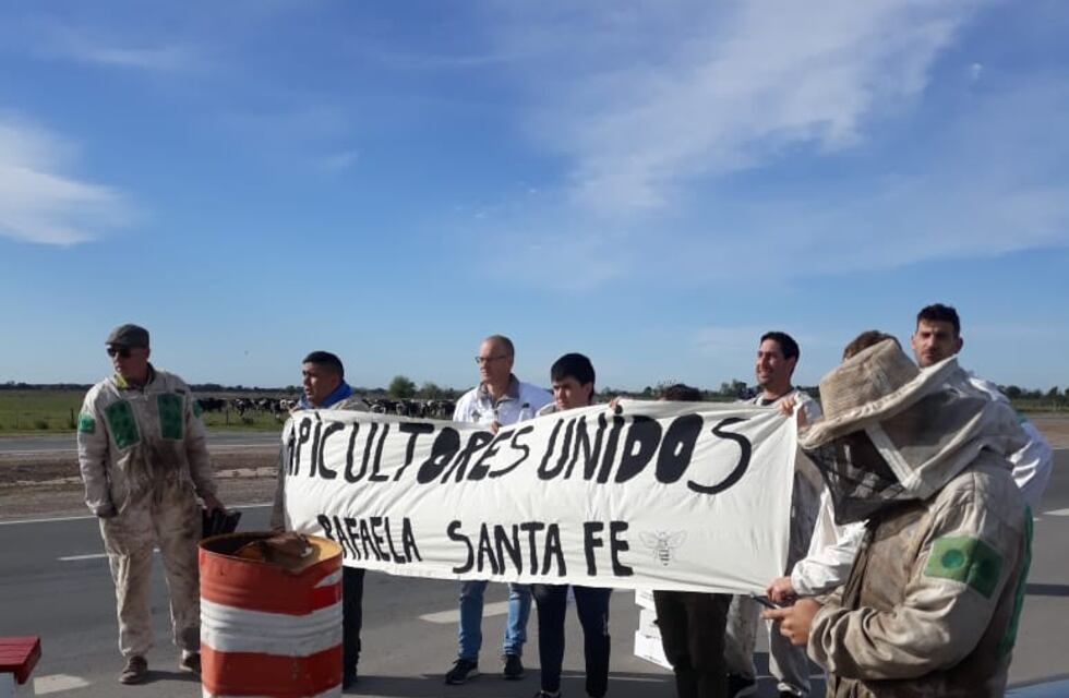 Apicultores protestan en la ruta 34
