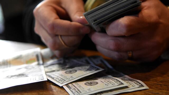 Contando los dólares.
