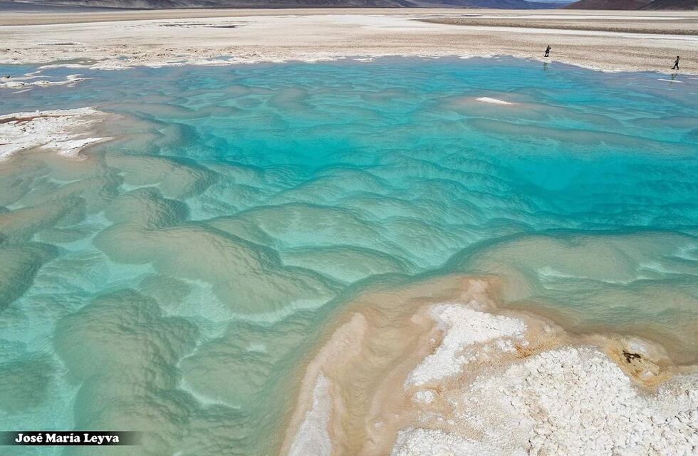 Colores turquesas y tierras inhóspitas: descubrí un salar en Catamarca lleno de misterio y encanto
