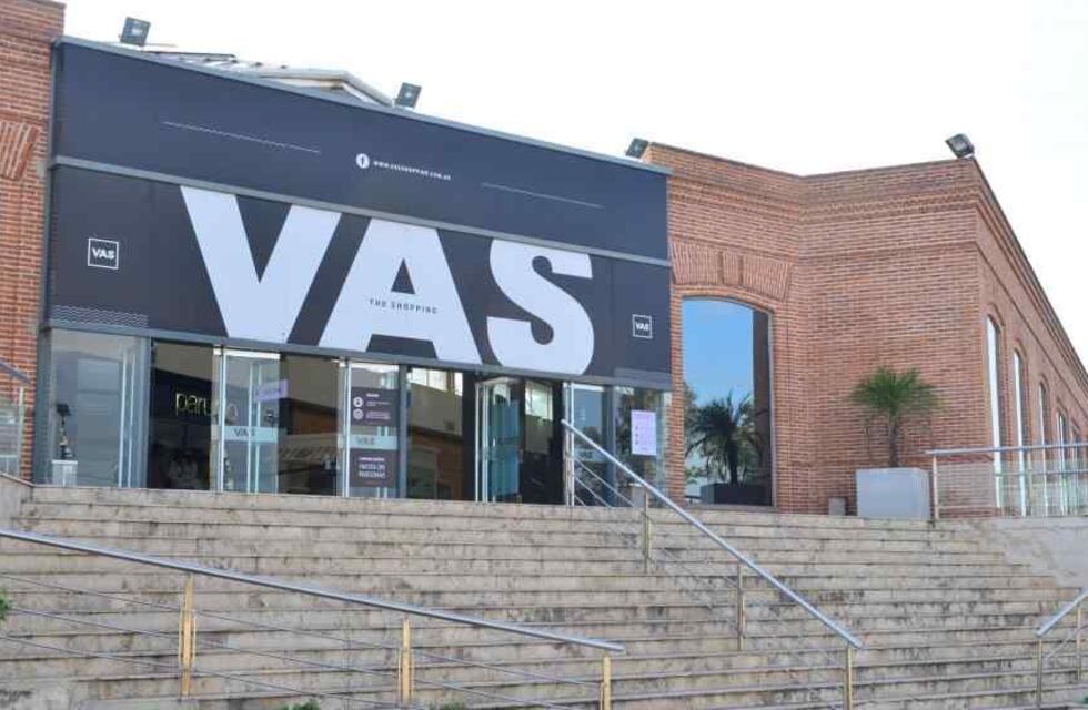 Villa Allende: el shopping abrió pese a las restricciones, pero lo cerraron durante la mañana