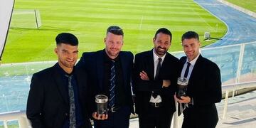 Los ídolos del fútbol cordobés posaron en el estadio Mario Alberto Kempes.