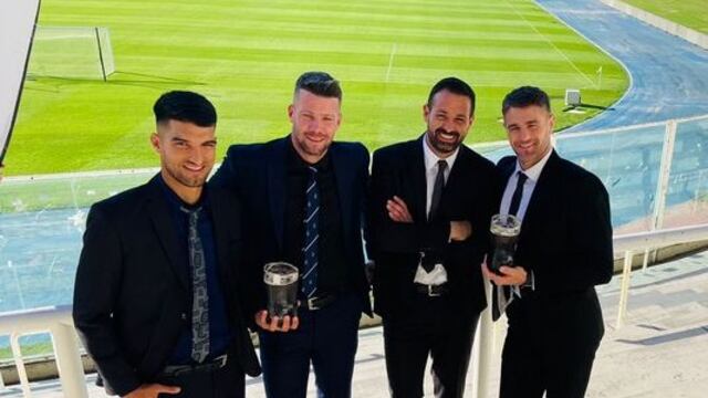 Los ídolos del fútbol cordobés posaron en el estadio Mario Alberto Kempes.