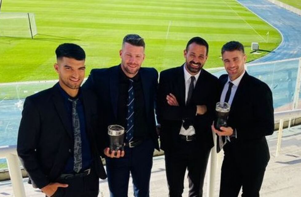 La foto menos pensada: Fernández, Herrera, Carranza y Vegetti juntos, con traje y un fernet en la mano