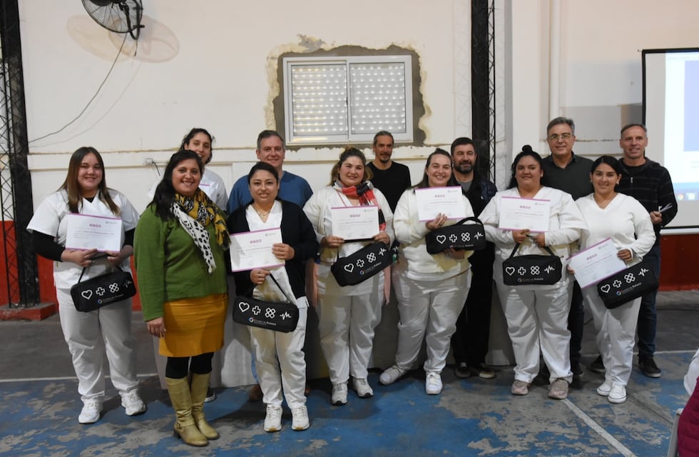 Estudiantes de Enfermería recibieron una capacitación y un kit de atención de la salud