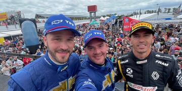 Llaver (en el centro), Pernía (a la derecha) y Canapino tras la final del Súper TC2000.