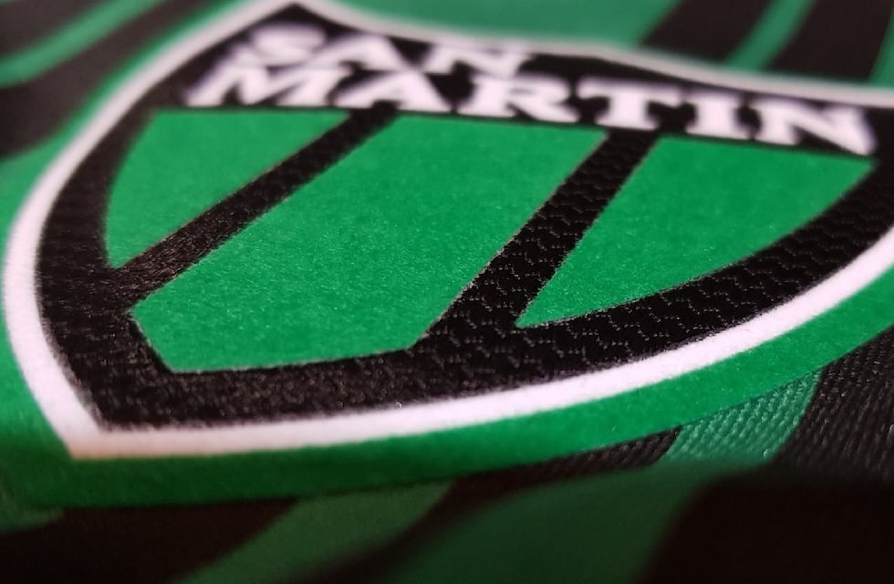 Sentido homenaje de los jugadores de San Martín a Diego Maradona