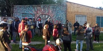 Vecinos del lugar exigen la suspensión de la medida judicial para desplazar a quienes viven sobre La Paz al 100 bis.