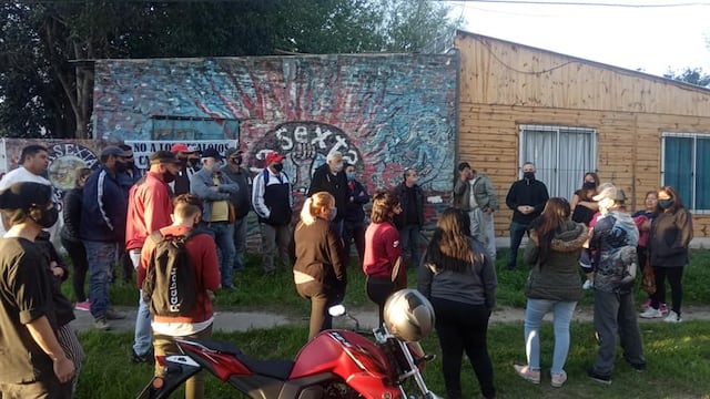 Vecinos del lugar exigen la suspensión de la medida judicial para desplazar a quienes viven sobre La Paz al 100 bis.