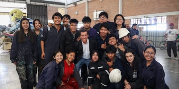 Parte del equipo de carroceros y carroceras de la Escuela Técnica Provincial n° 1 "Gral. Aristóbulo Vargas Belmonte", posa con el gobernador Sadir en su visita al establecimiento de Bajo La Viña.