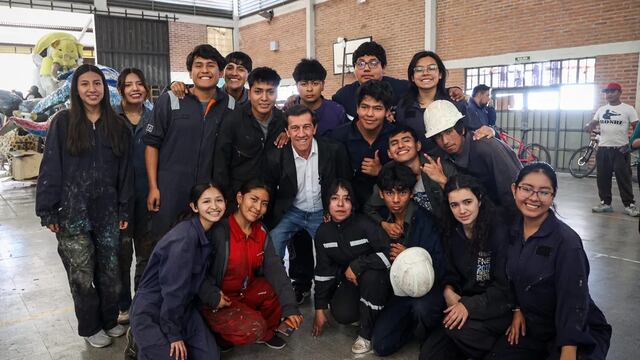 Parte del equipo de carroceros y carroceras de la Escuela Técnica Provincial n° 1 "Gral. Aristóbulo Vargas Belmonte", posa con el gobernador Sadir en su visita al establecimiento de Bajo La Viña.