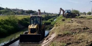 Los residuos provocan grandes problemas a la hora de encarar los trabajos en el canal.