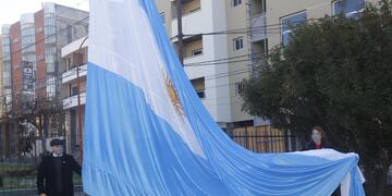 Izamiento de bandera ante autoridades municipales en la explanada del Palacio 16 de Julio.