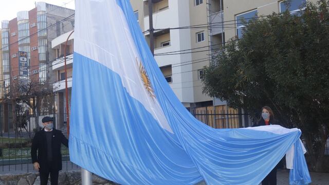 Izamiento de bandera ante autoridades municipales en la explanada del Palacio 16 de Julio.