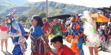 El carnaval se vive en familia en Jujuy. En la fotografía, miembros de la comparsa Los Picaflores, de la localidad quebradeña Volcán, que cumple 50 años de vigencia.