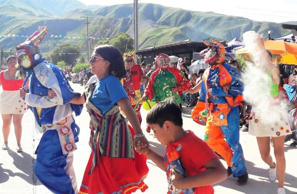 Coloridas multitudes festejan el carnaval 2023 en Jujuy