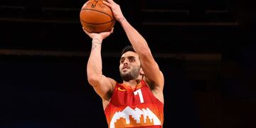 Siempre activo. Facundo Campazzo con la indumentaria alternativa de Denver Nuggets. (AP)