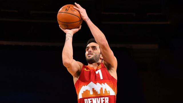 Siempre activo. Facundo Campazzo con la indumentaria alternativa de Denver Nuggets. (AP)