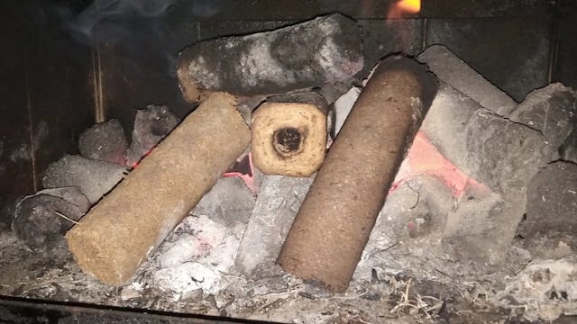 Miguel, el mendocino que fabrica leña ecológica para luchar contra la deforestación y cuidar el planeta