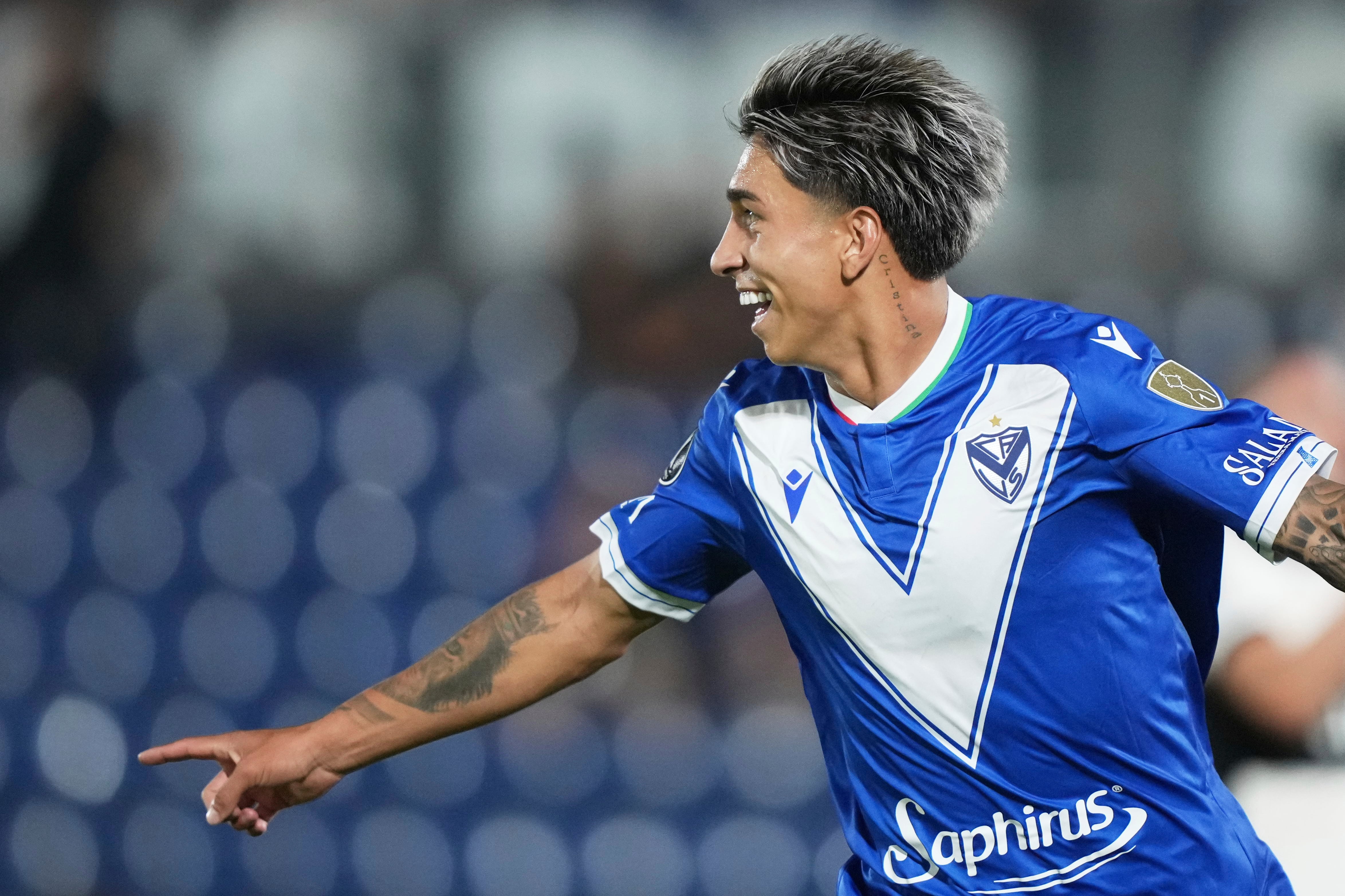 Maher Carrizo, de Vélez Sarsfield de Argentina, festeja tras marcar el tercer tanto de su equipo ante Olimpia de Paraguay, el miércoles 9 de abril de 2025, en un partido de la Copa Libertadores, disputado en Asunción (AP Foto/Jorge Sáenz)