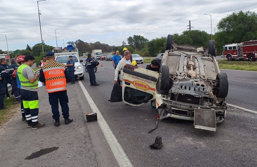 Tremendo vuelco de una camioneta que trasladaba alfajores sobre la autopista Córdoba-Carlos Paz