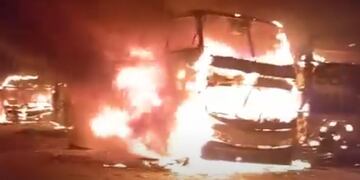 Seis unidades de Flecha Bus resultaron consumidas en su totalidad por las llamas (Captura de video).