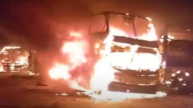 Seis unidades de Flecha Bus resultaron consumidas en su totalidad por las llamas (Captura de video).