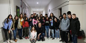 Luis Castellano, en la ex "Nacional", junto con los chicos de la "Dopazo"