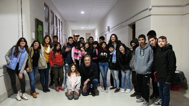 Luis Castellano, en la ex "Nacional", junto con los chicos de la "Dopazo"