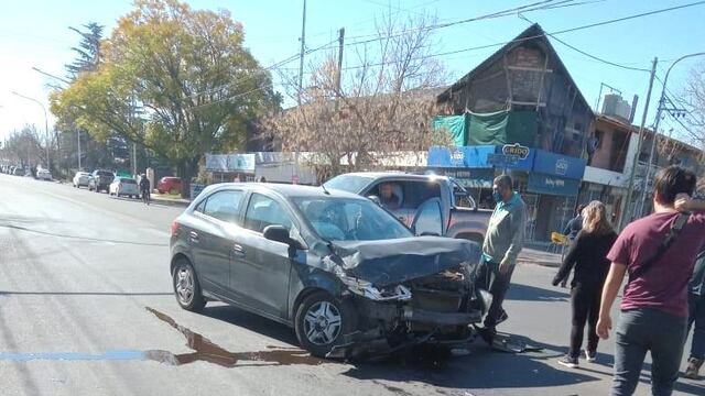 El accidente se produjo en la esquina de avenida Balloffet y Santa Fe. Foto LV 4.