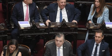 Mario Negri, jefe del bloque de diputados radicales, en el centro. Foto: Federico López Claro.
