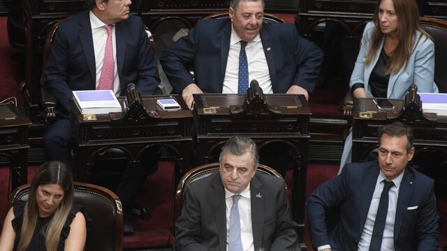 Mario Negri, jefe del bloque de diputados radicales, en el centro. Foto: Federico López Claro.