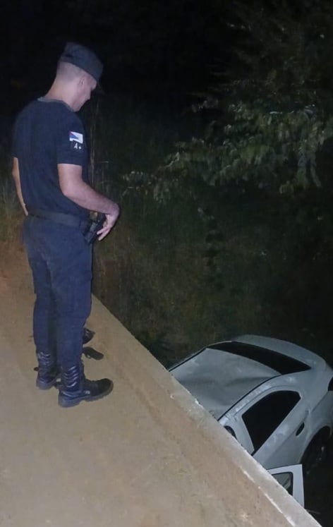 Una mujer resultó herida tras despistar y caer con su auto a un arroyo en Jardín América.