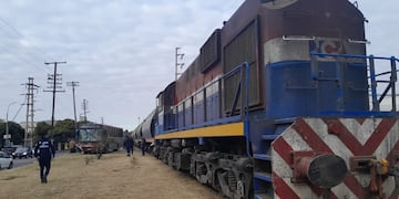 Choque entre un tren y un colectivo en Córdoba. (Gentileza)