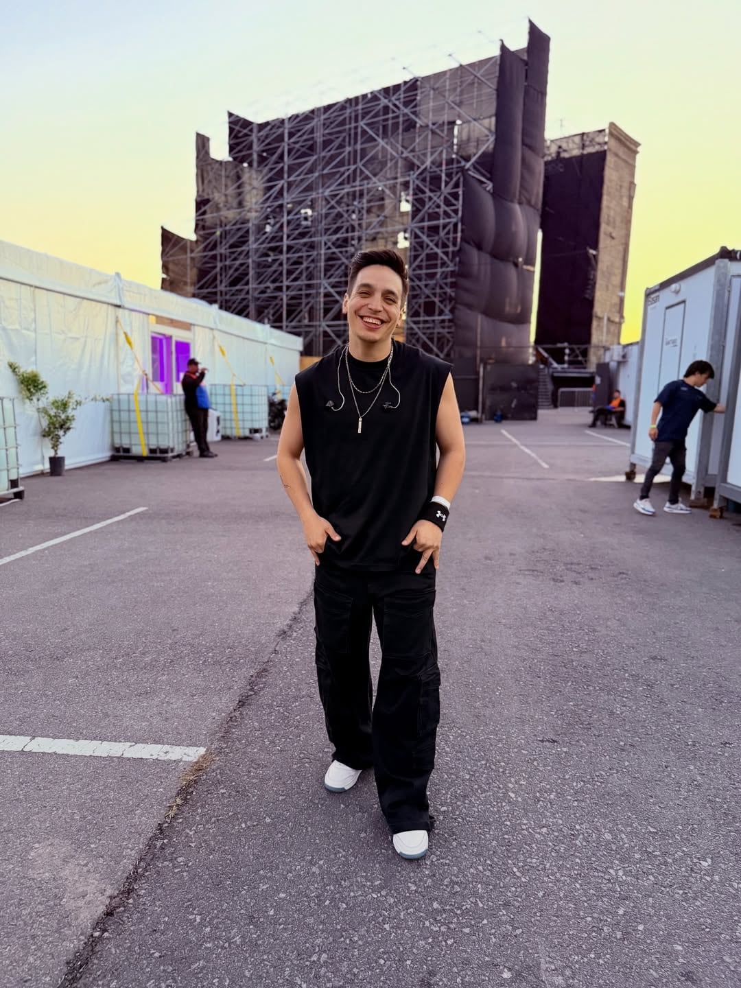 El guitarrista la está rompiendo junto a Tini.