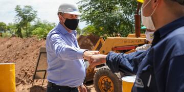 El rafaelino recorrió el sector donde se realiza una ampliación de la red cloacal para 3.500 viviendas. (@omarperotti)