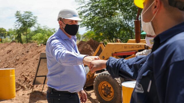 El rafaelino recorrió el sector donde se realiza una ampliación de la red cloacal para 3.500 viviendas. (@omarperotti)