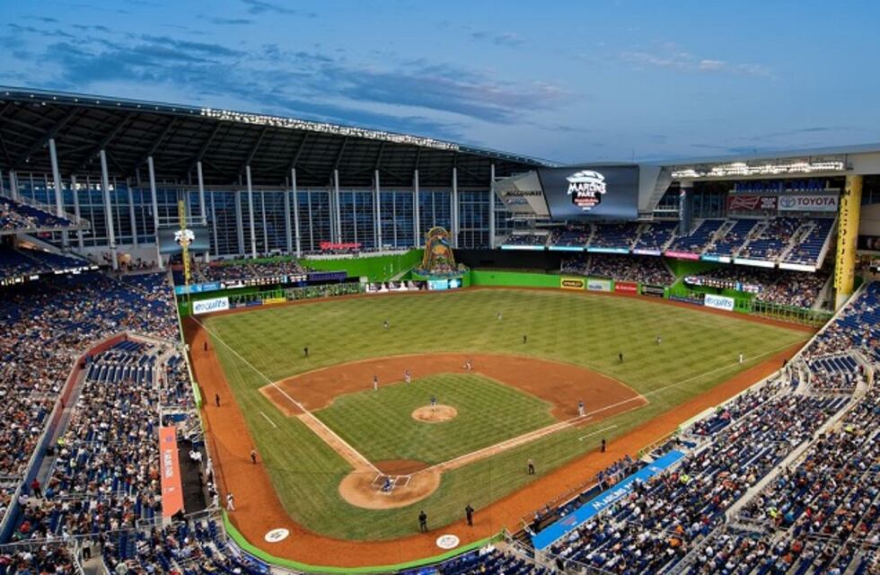 El video viral de un avión que sobrevoló el estadio del Clásico del Mundial de Béisbol con un mensaje