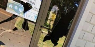 Vándalos atacaron la Colectividad Portuguesa a piedrazos en el Parque de las Naciones en Oberá.