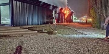 Incendio en la sede de Turismo de El Bolsón (@martingonnas)