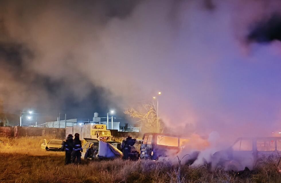 Se incendió un depósito de la Municipalidad de Córdoba y más de 10 autos sufrieron daños