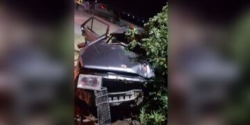 El Fiat Regata donde viajaban los jóvenes quedó destrozado.