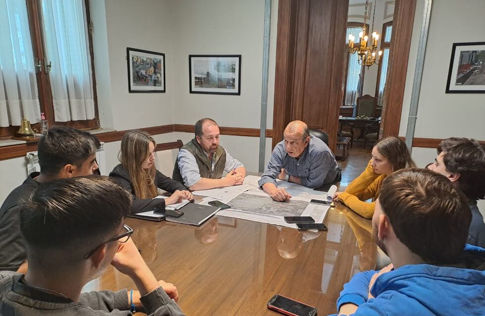 Sánchez se reunió con estudiantes de la carrera de Ingeniería Industrial que cursan en Tres Arroyos