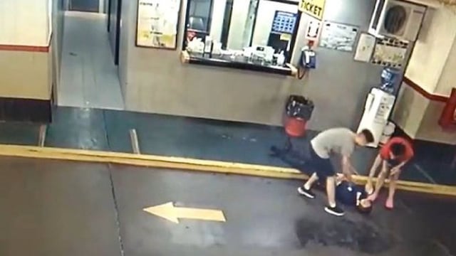 El momento en el que los familiares del agresor intentan reanimar, pero sin éxito a Arturo López, tirándole agua en el rostro.