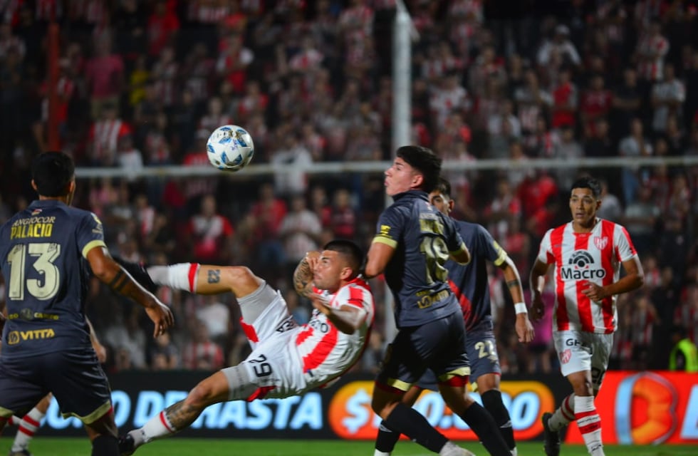 Lo ganaba Instituto y se prendía arriba, pero el Argentinos puntero se lo dio vuelta