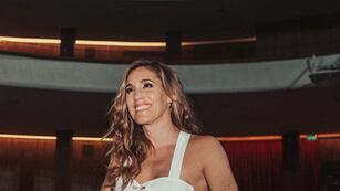 La artista de 42 años se puso los cortos en el Estadio Marcelo Bielsa.