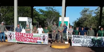 Guardaparques realizan protesta en el Parque Provincial Saltos de Moconá.