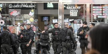 La policía en la zona comercial de Avellaneda y Nazca. Foto Federico Lopez Claro