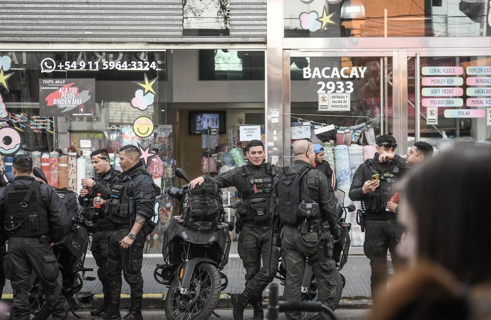 Saqueos: las imágenes de una mañana de temor en la zona comercial de Flores