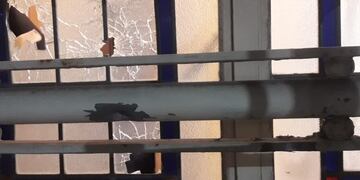 Cuatro impactos de bala quedaron como registro del ataque en barrio Abasto